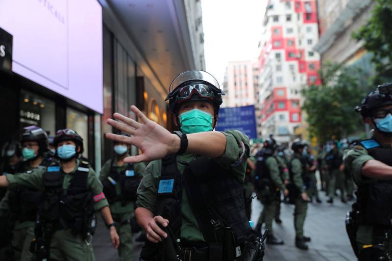 Em aniversário da Revolução Chinesa, Hong Kong prende 60, e chefe-executiva celebra 'retorno da paz'