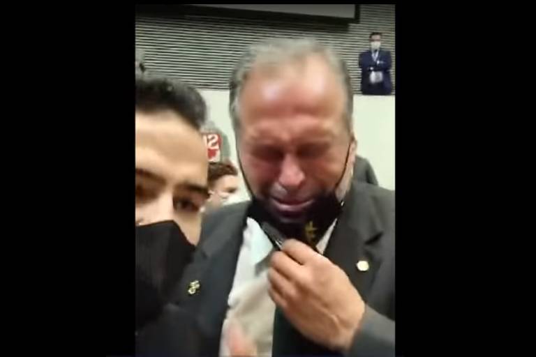 O deputado estadual de São Paulo Castello Branco chora em vídeo gravado por Arthur do Val após vitória contra João Doria em votação