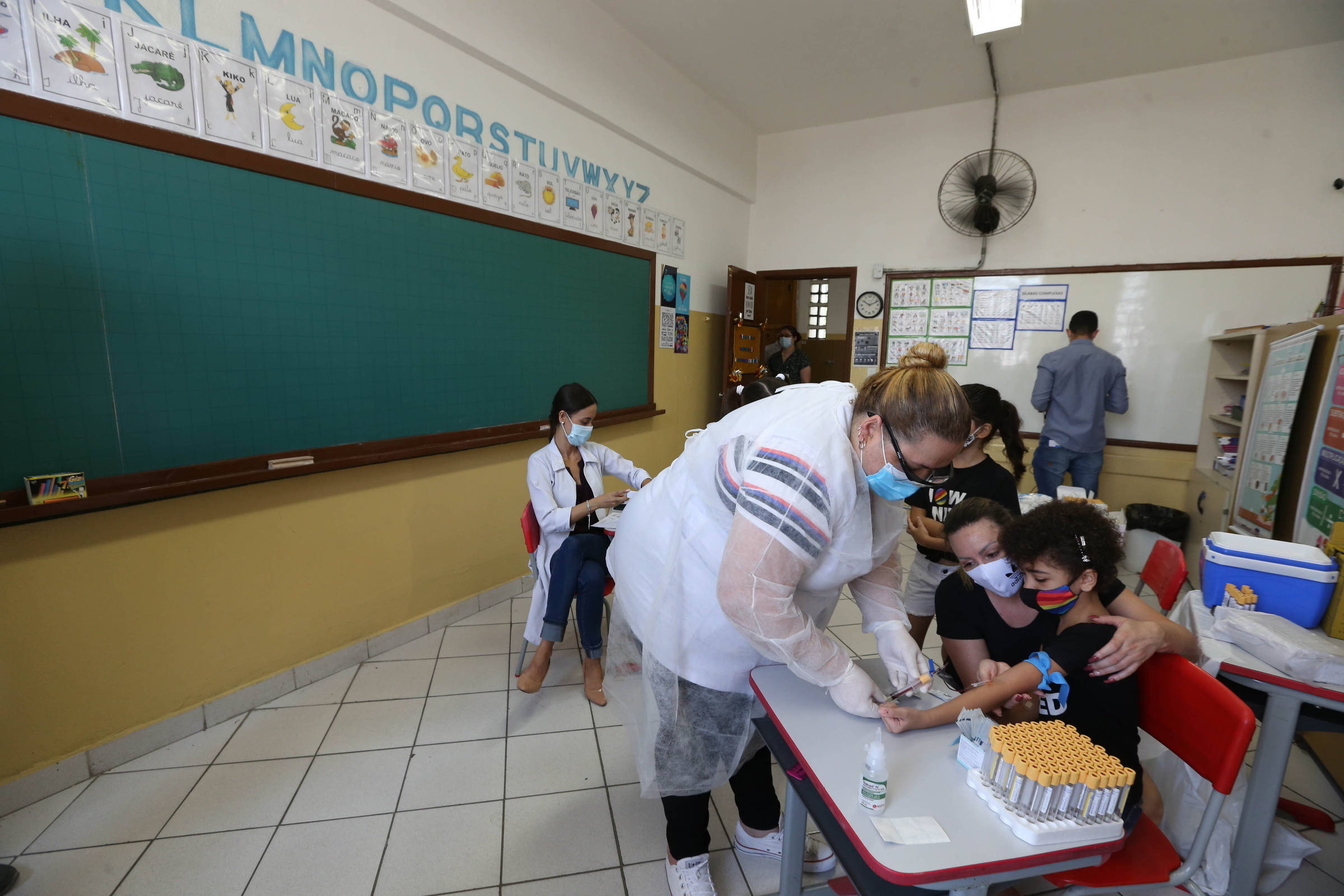 Professores do Rio de Janeiro decidem por greve contra volta de aulas presenciais