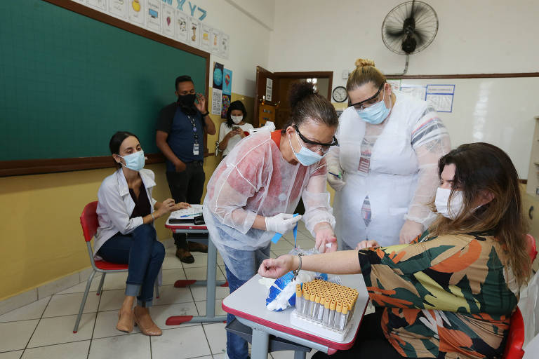 Prefeitura de São Paulo inicia testagem em massa na rede municipal de ensino para definir volta às aulas. Profissionais da saúde coletam material em professores e alunos da Emef Professor Maximo de Moura Santos, na Vila Pauliceia, no Jaçana, zona norte.. A professora Ana Quintino durante a coleta de sangue