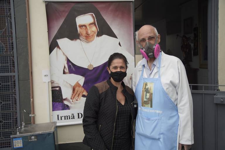 A professora Lúcia França, mulher do ex-governador Márcio França, durante atividade da campanha do marido a prefeito de São Paulo em 2020. Na foto, com o padre Júlio Lancelotti