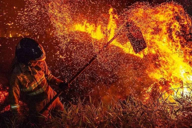 Bombeiros combatem incêndio em vegetação, em 13 de setembro de 2020, na região de São João da Boa Vista, Vargem Grd do Sul e Águas da Prata