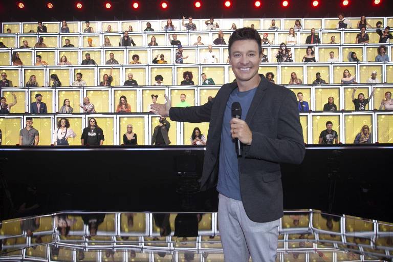 Rodrigo Faro apresenta os jurados do quadro "Canta Comigo Teen", dentro de seu programa na Record