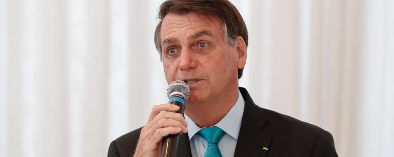 Presidente Jair Bolsonaro fala no microfone