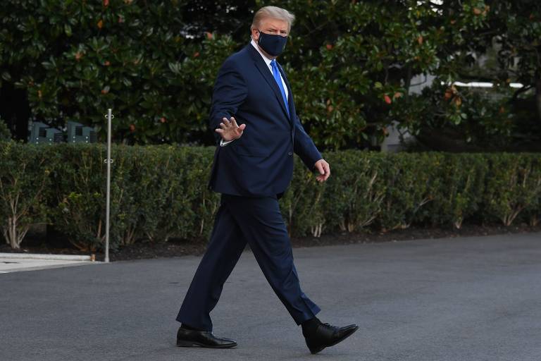 Trump caminha até o helicóptero Marine One, no qual embarcou com destino ao hospital militar Walter Reed