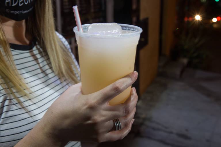 Barato e doce, drink Chevette vira moda em São Paulo