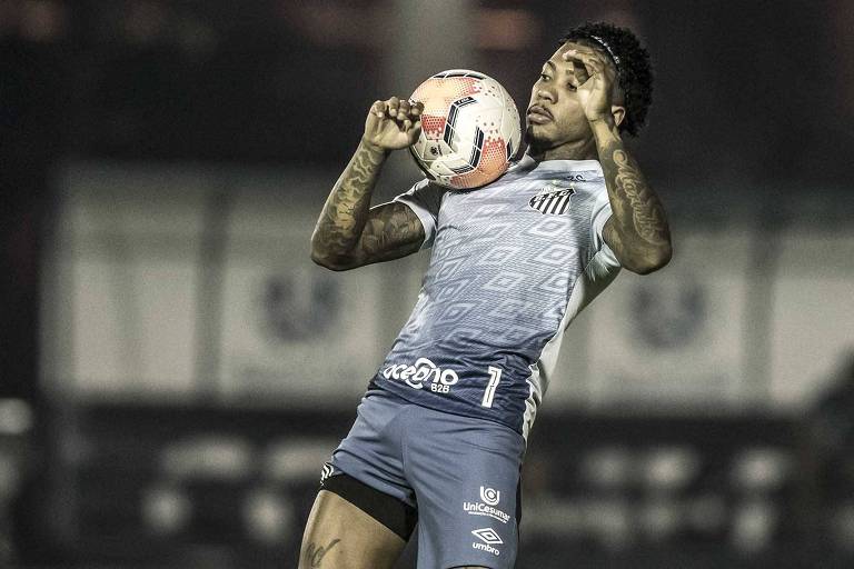 Artilheiro do Santos na temporada, Marinho será a principal aposta do time contra o Ceará