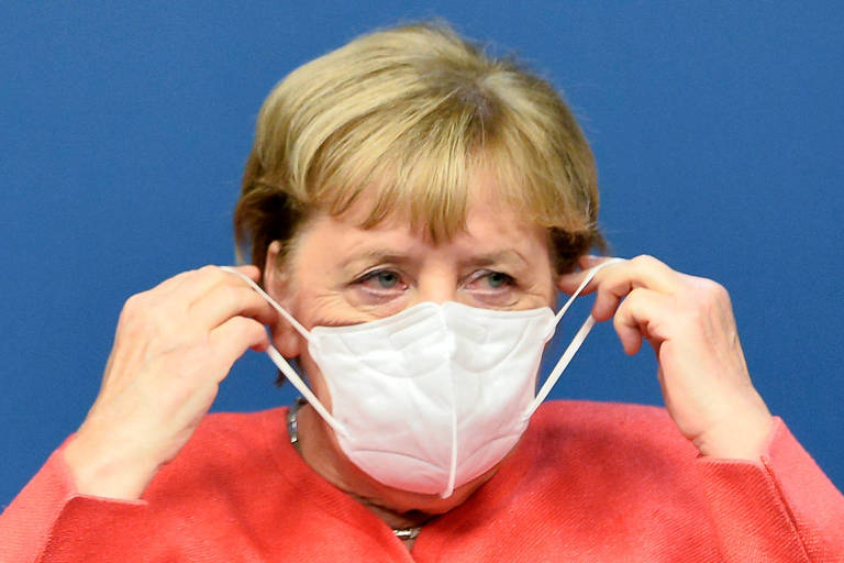 Chanceler alemã Angela Merkel veste máscara de proteção ao coronavírus