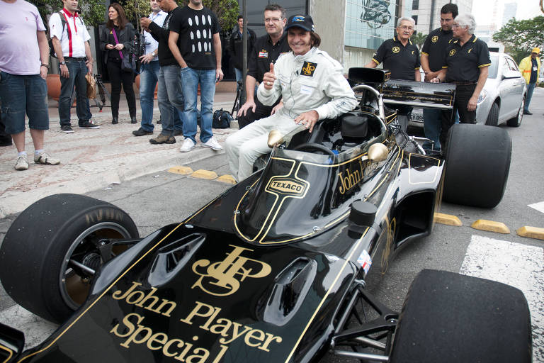 Emerson Fittipaldi com a Lotus 72 em São Paulo, em 2010, quando celebrava 40 anos da 1ª vitória na F1