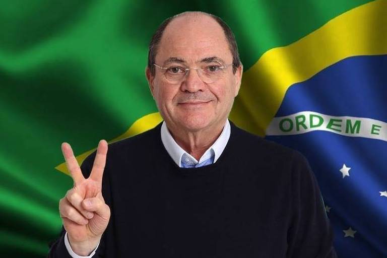 Sergio Suslik Wais com bandeira do Brasil de fundo