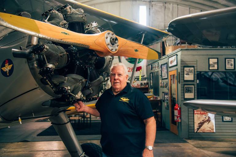 Mike Stoica, mecânico na American Airlines, está se aposentando e planeja dedicar boa parte de seu tempo a restaurar aviões como esse biplano Boeing Stearman
