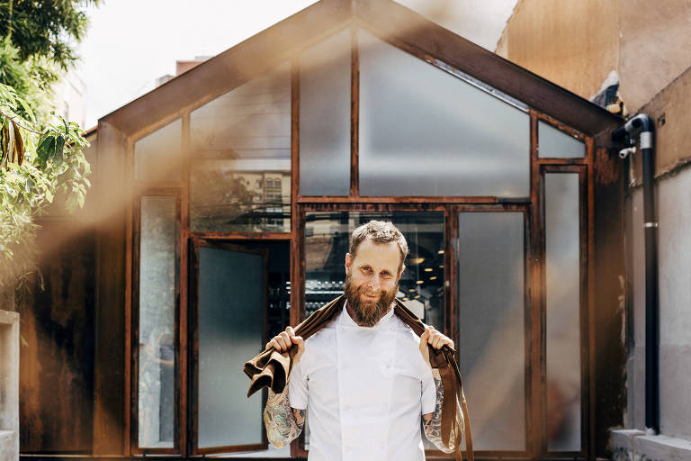 O chef Andre Mifano em frente ao restaurante Lilu; casa foi uma das que fechou as portas em 2020