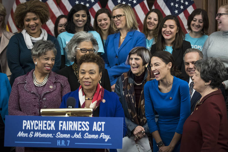 Deputadas democratas em lançamento do Paycheck Fairness Act, medida para tentar aplacar as diferenças salariais entre homens e mulheres, em Washington