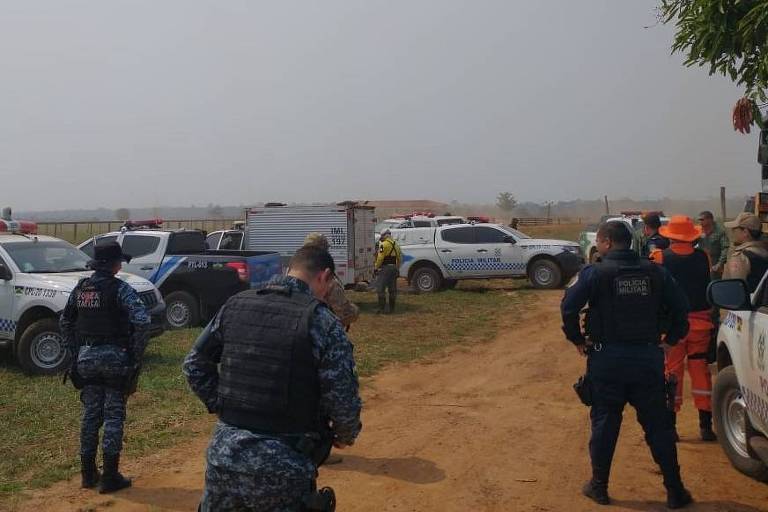 Policiais militares em operação no distrito de Mutum-Paraná, em Porto Velho, na manhã deste domingo (4)