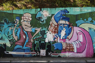 Micos do Doria devem assombrar o proximo prefeito: Detalhes de grafites em muro da rua Moacyr Vaz de Andrade (na Vila Constanca, zona Norte) que faz parte do projeto Museu Arte de Rua