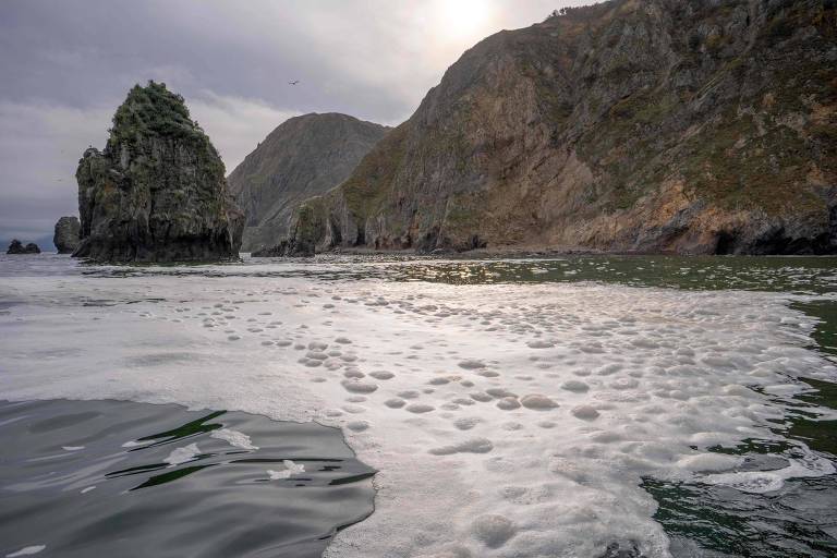 Espuma suspeita de ser tóxica nas águas perto da praia de Khalaktir, na península e Kamtchtka
