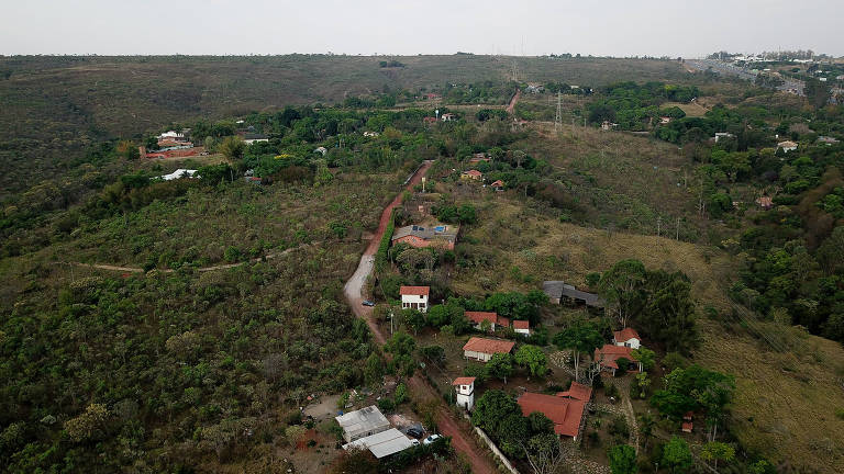 Imagem aérea mostra casas em meia a fragmentos de vegetação