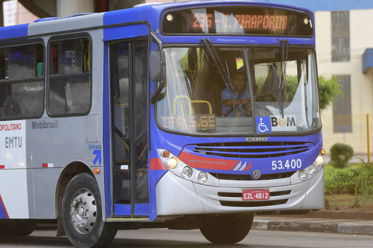 Imagem de um ônibus urbano com a parte frontal visível. O ônibus é de cor azul e cinza， com detalhes em vermelho. A placa de destino na parte superior indica 039;BAGDAD039;. O número do ônibus é 039;SS 460039;.