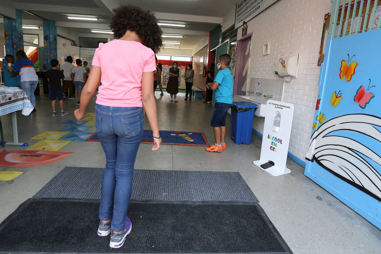Aluna higieniza os pés na escola estadual Estadual Thomaz Rodrigues Alckmin, no Itaim Paulista, na zona leste de São Paulo