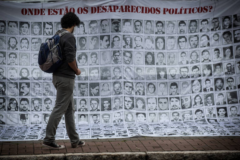 Protesto cobrando localização de desaparecidos políticos na ditadura em frente ao DOI-Codi, centro da repressão em São Paulo no período