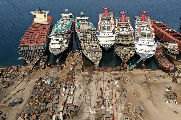Pandemia derruba turismo, e atracadouro na Turquia desmonta navios de cruzeiro