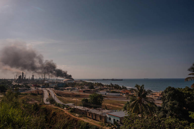 Fumaça de refinaria em El Palito, na Venezuela