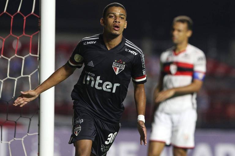 Brenner comemora gol pelo São Paulo contra o Atlético-GO