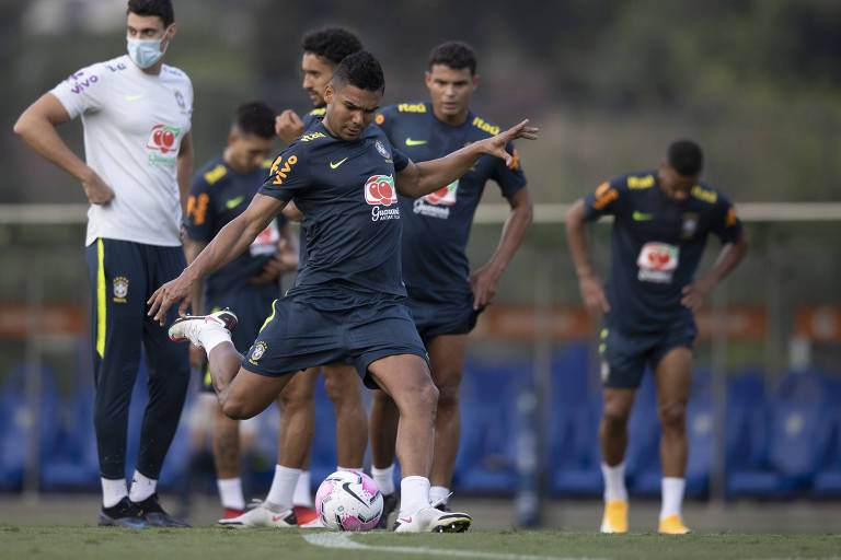 Casemiro chuta bola durante treino da seleção brasileira na Granja Comary