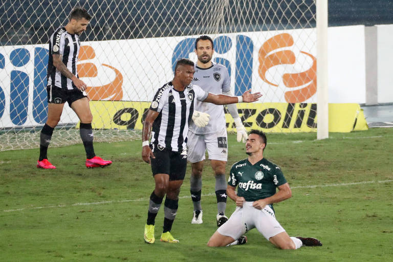 Willian lamenta pênalti perdido em jogo entre Palmeiras e Botafogo