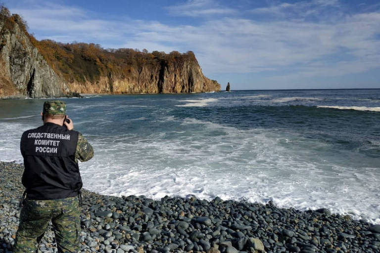 Membro do Comitê Investigativo Russo fotografa praia onde houve mortandade de vida marinha em Kamtchatka