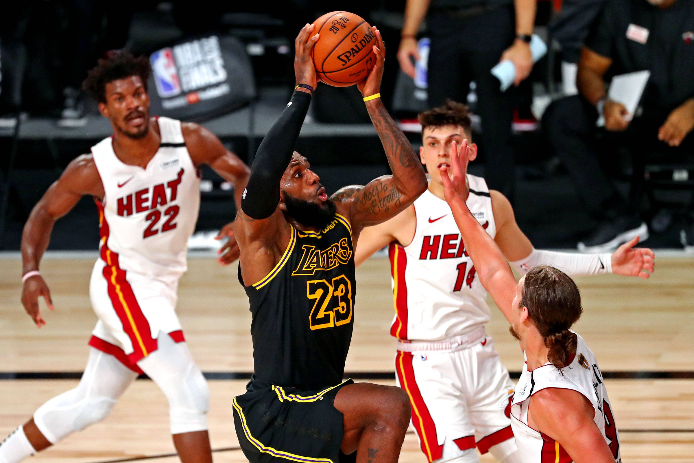 Atletas de basquete do Band realizam treino com ex-jogador da