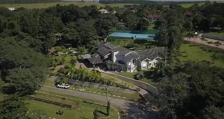 Cantor Rick coloca sua mansão à venda por R$ 11,9 milhões
