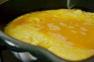 Omelete com cebola caramelizada e queijo