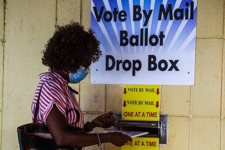 Eleitora vota por correio na cidade de Lauderhill, Flórida