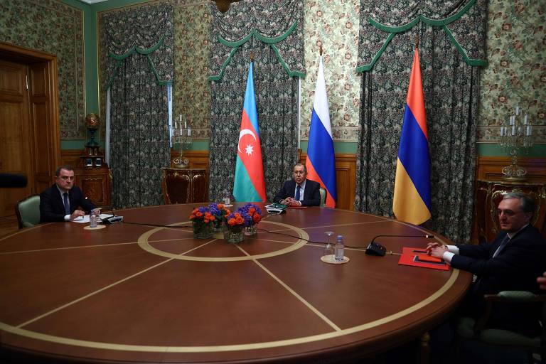 Da esq. para a dir., os chanceleres Bayramov (Azerbaijão), Lavrov (Rússia) e Mnatsakanyan (Armênia) durante início do encontro na Casa de Recepções do Ministério das Relações Exteriores em Moscou
