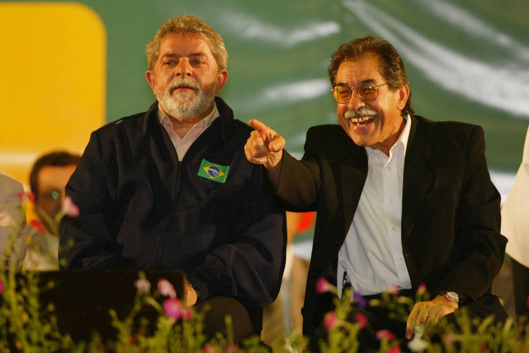O então presidente Lula ao lado do na época prefeito de Guarulhos, Elói Pietá, em evento para entrega de cartões do Bolsa Família