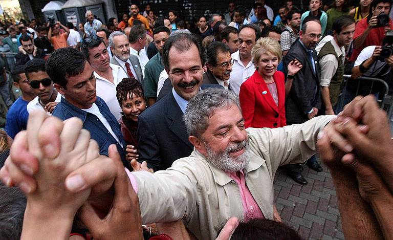 O então presidente Lula cumprimenta eleitores durante caminhada de campanha em Guarulhos, nas eleições de 2006