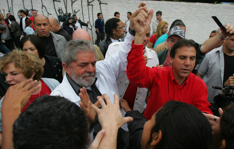 O então presidente Lula cumprimenta eleitores acompanhado da primeira dama Marisa Letícia e do petista Luiz Marinho, na eleição de 2008 para a prefeitura de São Bernardo do Campo