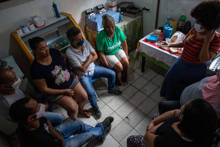 Lideranças da Rede Emancipa, de cursinho popular pré-vestibular, organizaram uma roda de conversa na casa da líder comunitária Dona Maria Silva, no Jardim Castro Alves no Grajaú, na zona sul de São Paulo