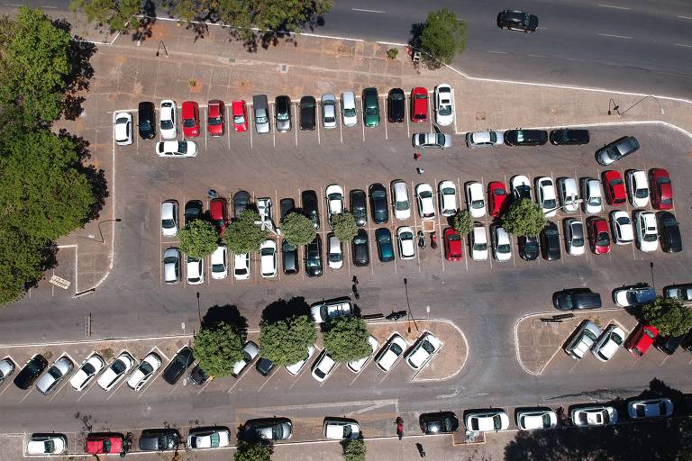 Setor Comercial Sul, em Brasília, ilustra a paisagem urbana tomada por carros