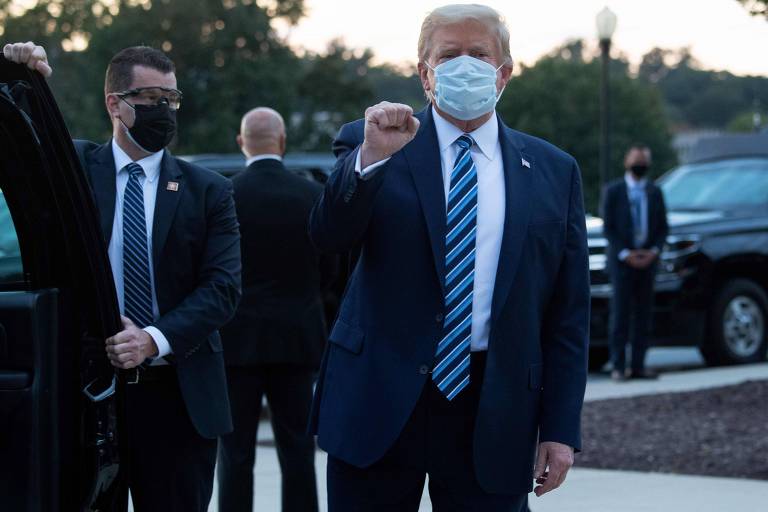 O presidente dos EUA, Donald Trump, na saída do hospital Walter Reed, em Maryland, onde realizou tratamento para Covid-19 