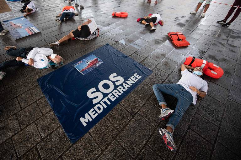 Ativistas da ONG SOS Mediterrâneo fazem protesto em Marselhas, na França
