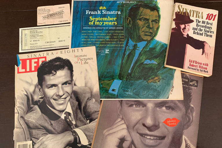 LPs originais de Frank Sinatra, publicações a seu respeito e os ingressos do show no Maracanã em 1980, em foto de Heloisa Seixas