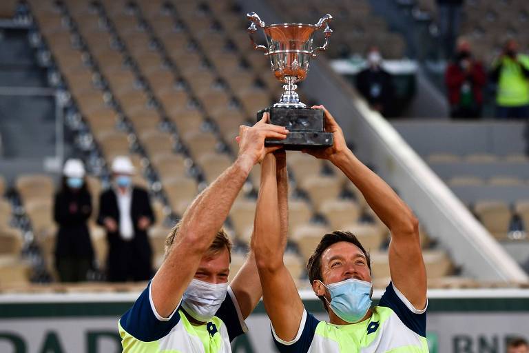 Kevin Krawietz (à esq.) e Andreas Mies com o troféu de campeões de Roland Garros
