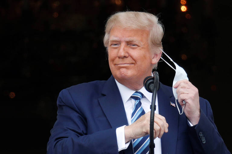 O presidente americano Donald Trump retira máscara durante primeiro discurso na Casa Branca depois de ser infectado por Covid-19

