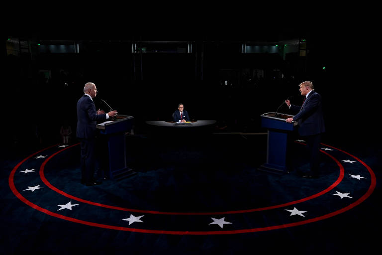 O presidente Donald Trump, 74, à dir., e o candidato democrata Joe Biden, 77, durante debate presidencial em Cleveland, no estado de Ohio