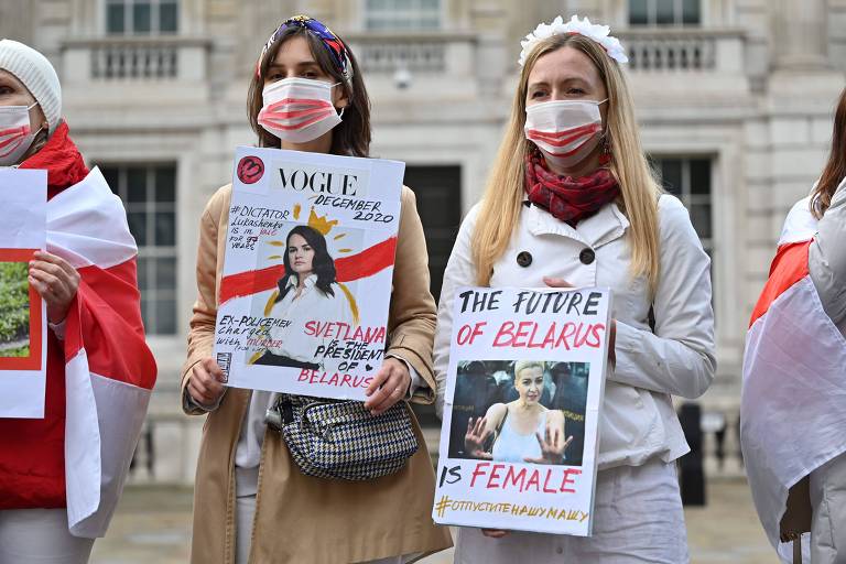 Em Londres, manifestantes seguram cartazes com imagens das opositoras Svetlana Tikhanovskaia (esq.) e Maria Kalesnikava, em protesto pela libertação de presos políticos 