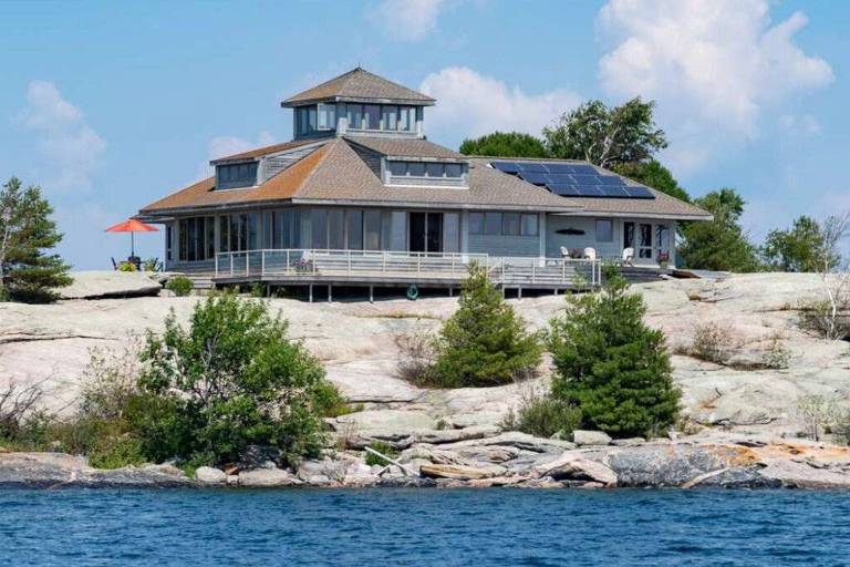 O arquipélago Eshpabekong, em Ontário, no Canadá, inclui quatro ilhas privadas e uma residência com painéis de energia solar; sai por US$ 2,2 milhões