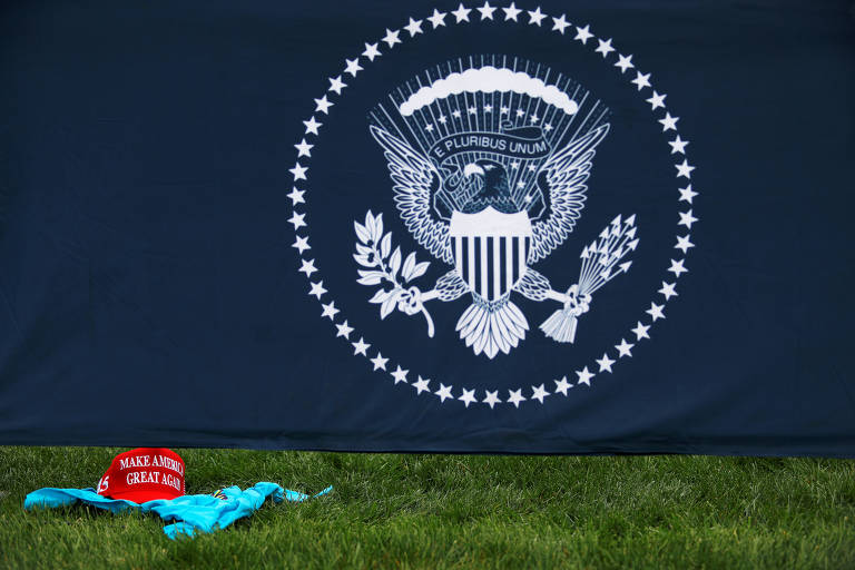 Boné da marca 'Make America Great Again' e camiseta azul deixadas nos jardins da Casa Branca após discurso de Trump