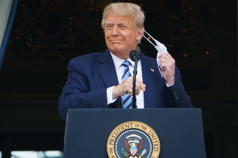 Infectado, Trump discursa sem máscara a apoiadores